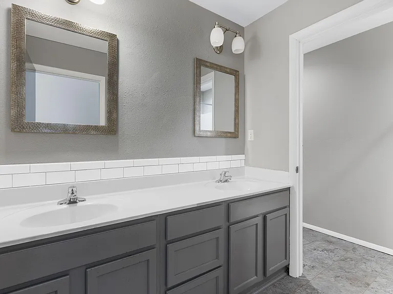 710 W Walnut St — Photo 16