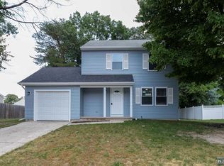18 Torrington Dr, Sicklerville, NJ 08081