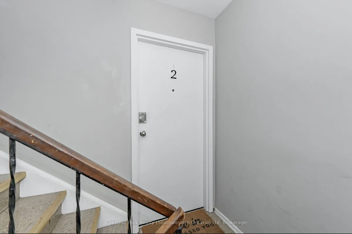 Building Photo - 201 Alma St N #2