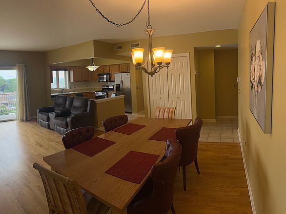 4th image of 4534 N Cumberland Ave Unit 401