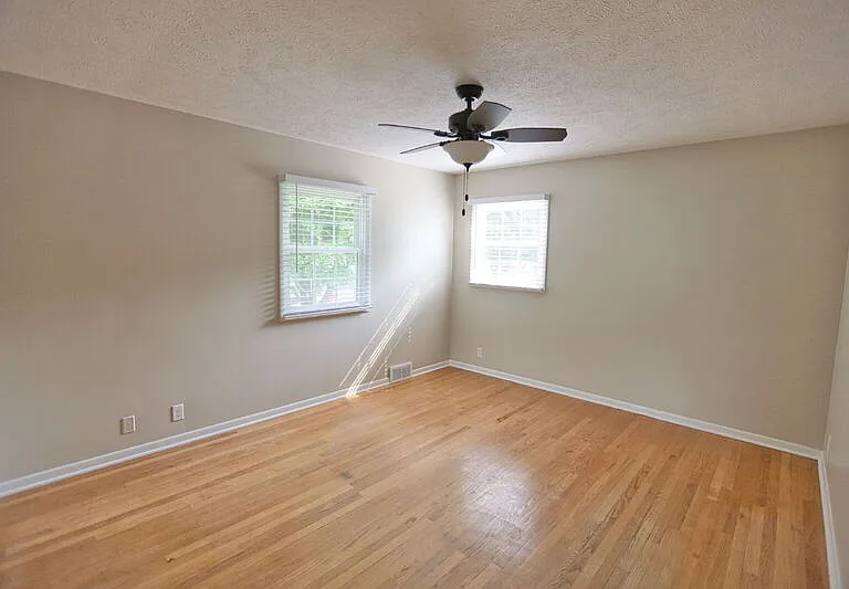 1010 N Hampton Dr NE — Photo 9