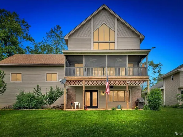427 Dell Ct, Lake Orion, MI 48362