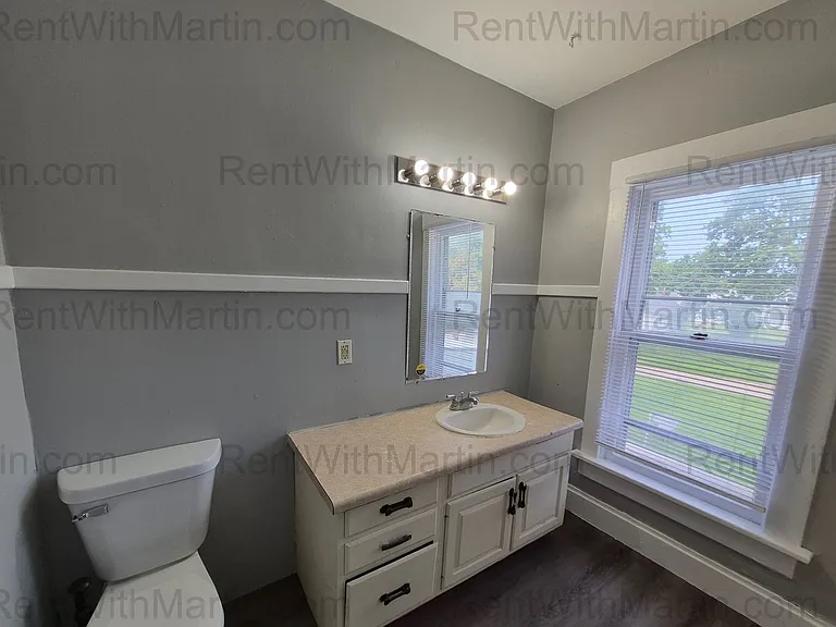 1404 W 2nd St — Photo 11