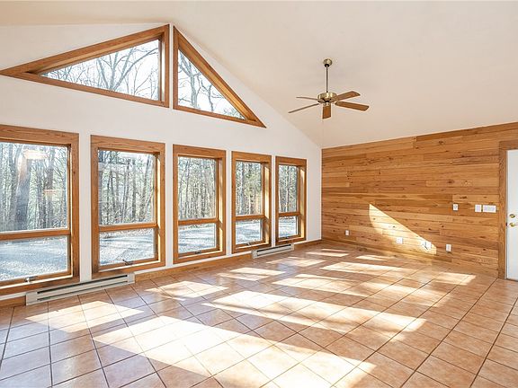 4th image of 457 Thompson Ln