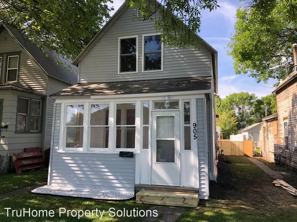 905 N 4th St, Grand Forks, ND 58203