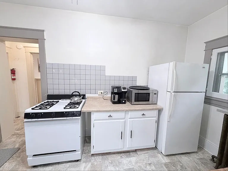 336 W 9th St #2R — Photo 8
