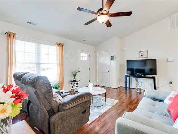 4th image of 21142 Baileys Grove Dr