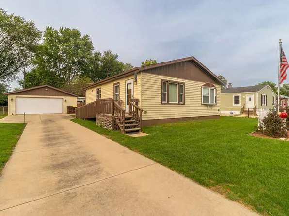 210 E Greenview Ave, Machesney Park, IL 61115