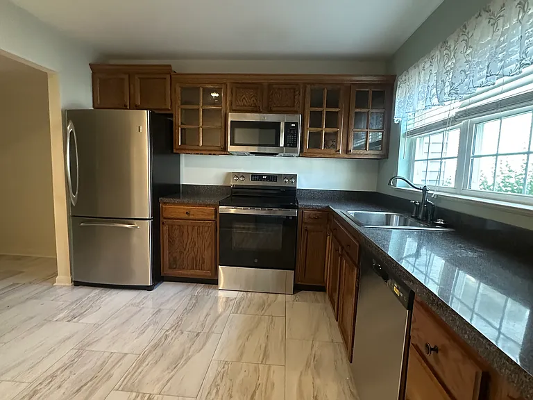 609 Cambridge Ct — Photo 17