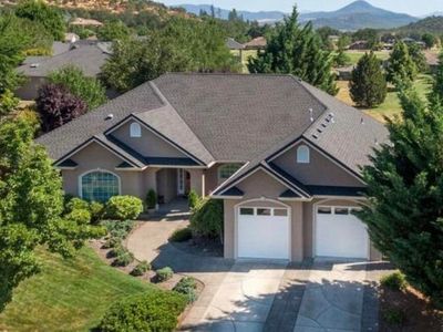 962 Saint Andrews Way, Eagle Pt, OR, 97524