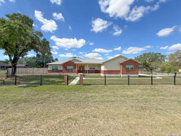 101 8th St, Natalia, TX 78059