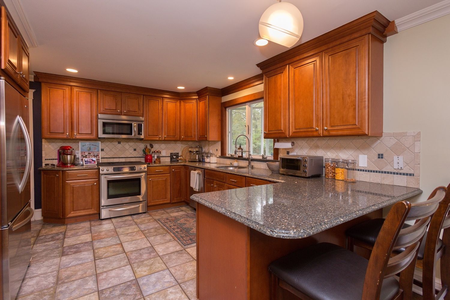  Plenty of space in the kitchen. 