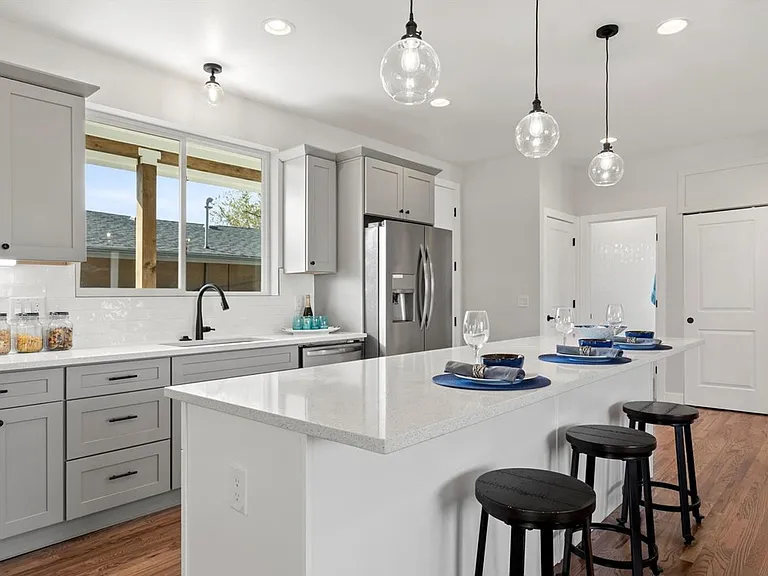 2525 W Wesley Ave — Photo 6
