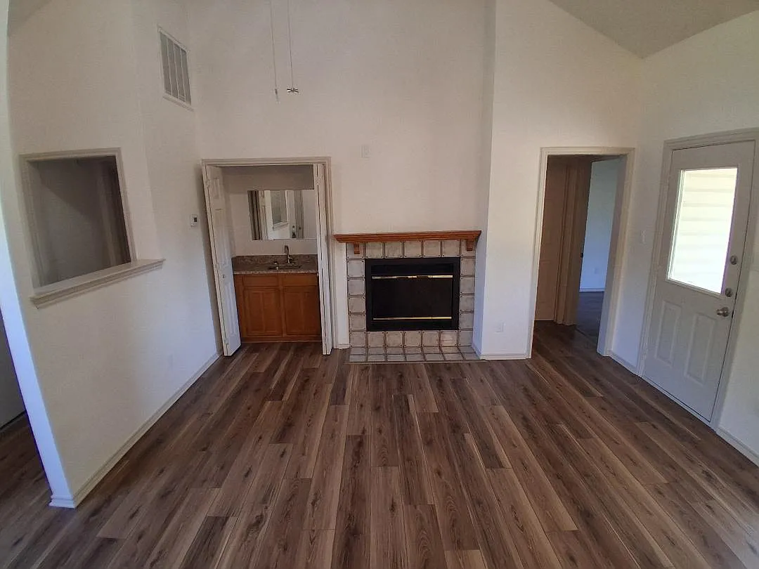 3 bed, 1450 sqft, $1,925 — Photo 2