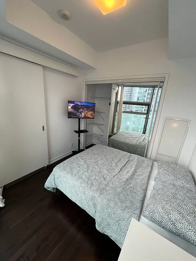 Deluxe Room - York St & Bremner Blvd — Photo 2
