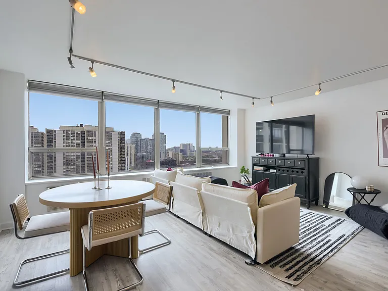 1460 Sandburg Ter #2303A — Photo 3