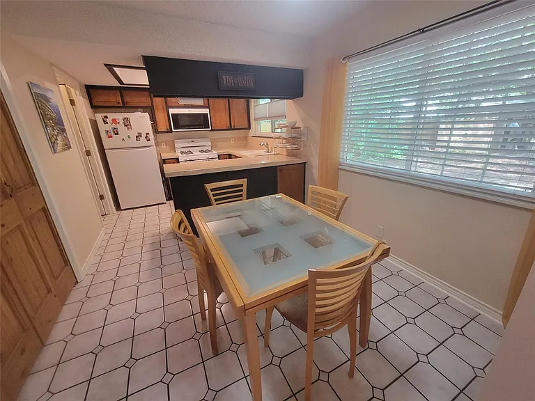 1714 Goodson Ln — Photo 5