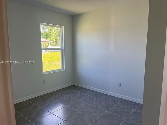 3rd image of 434 SW Tulip Blvd #1