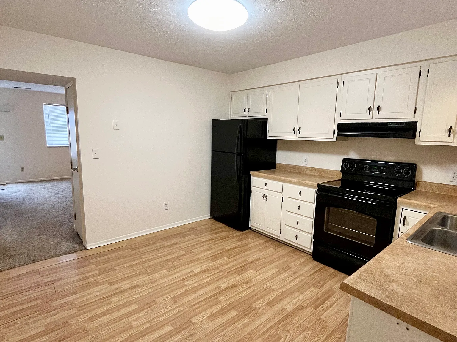 2 bed, 1.5 bath, 975 sqft, $1,100 — Photo 4
