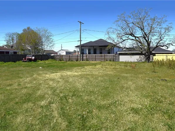 70 Packenham Ave, Chalmette, LA 70043