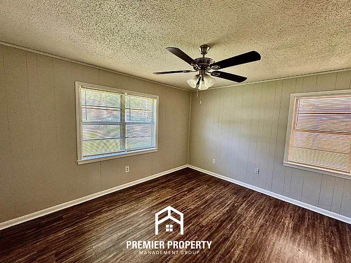 3 bed, 2.0 bath, 1400 sqft, $1,325 — Photo 2