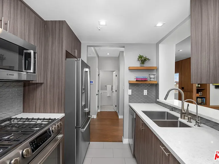930 N Doheny Dr #317 — Photo 5
