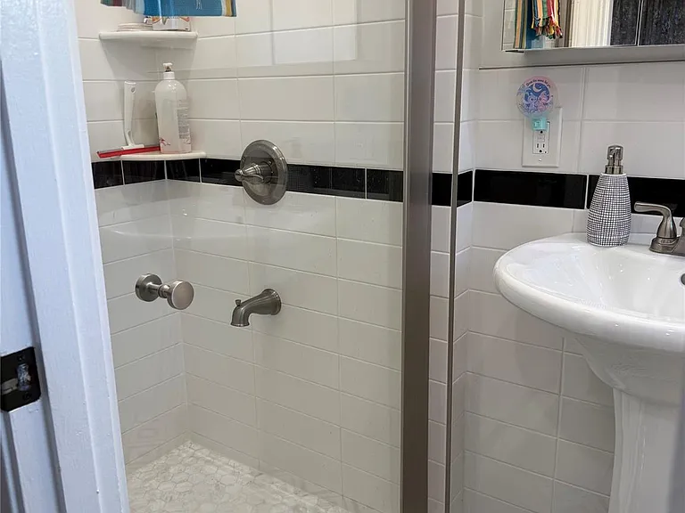 28 Peachtree Ln — Photo 11