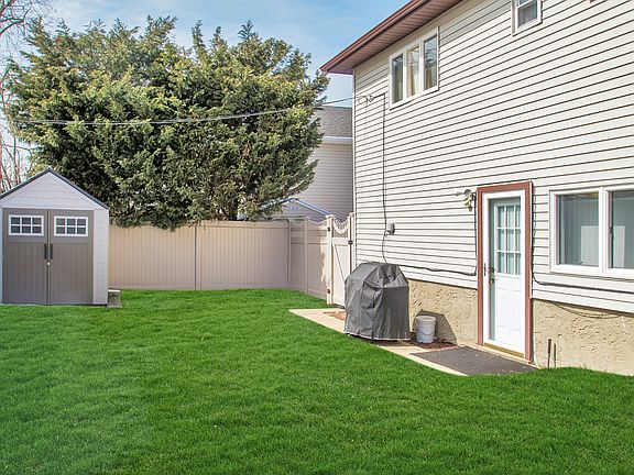 3rd image of 210 Wyngate Dr