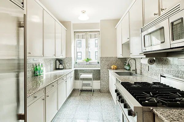 Sold by Sotheby's International Realty | media 18