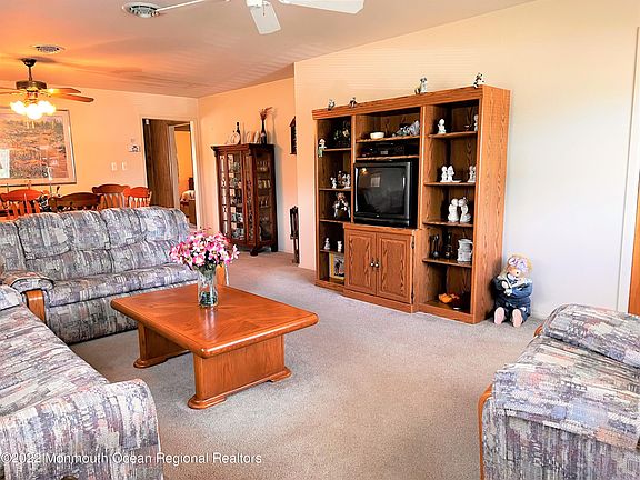 5th image of 25 Castle Harbor Dr