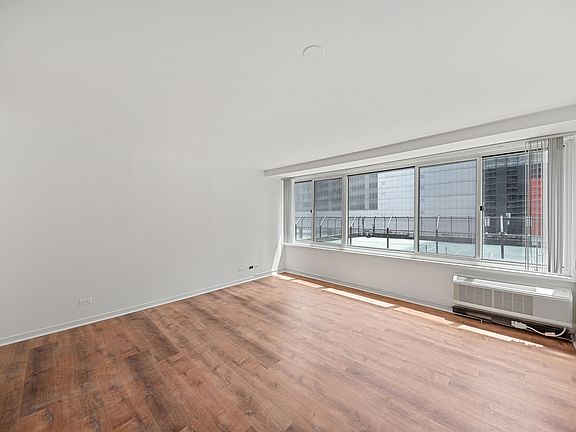 3rd image of 211 E Ohio St APT 719
