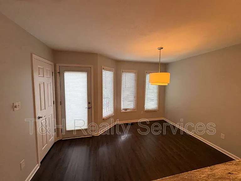 516 Lockerbie Cir N — Photo 10