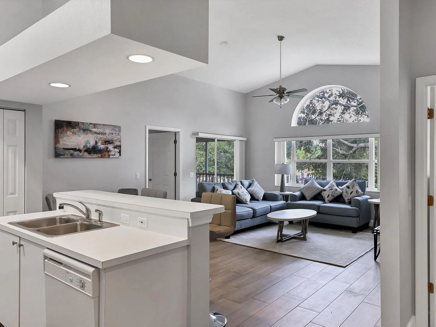 Turnkey Furnished Short Term Rental — Photo 2
