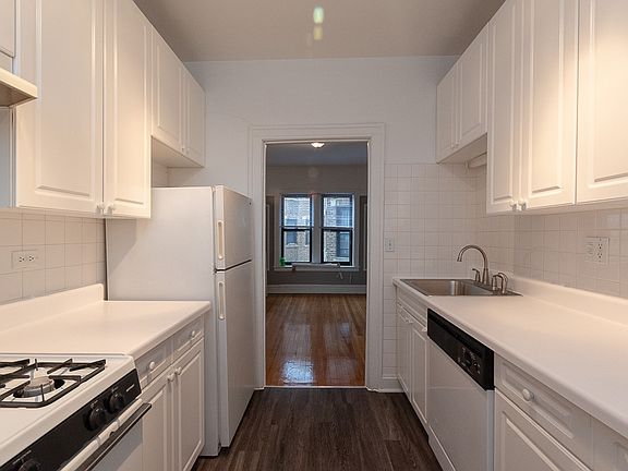 3rd image of 639 W Cornelia Ave #S3