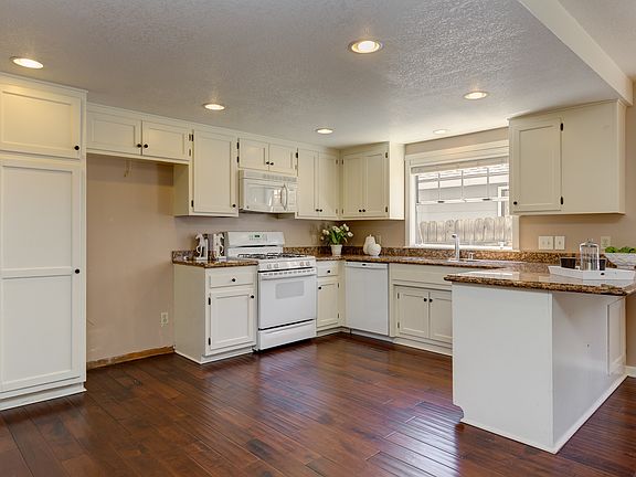 5th image of 3005 Pinewood Ln