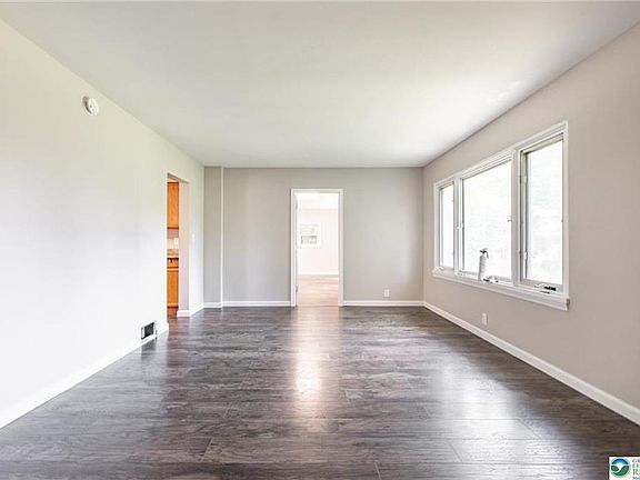 3rd image of 1240 Pembroke Rd