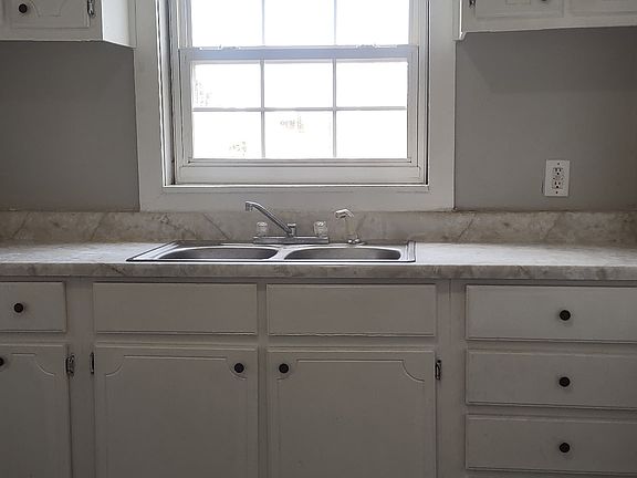 4th image of 801 E Chester St