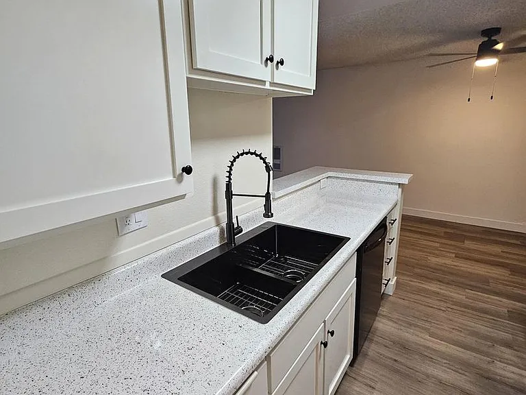 Villa Versailles Apartments — Photo 31