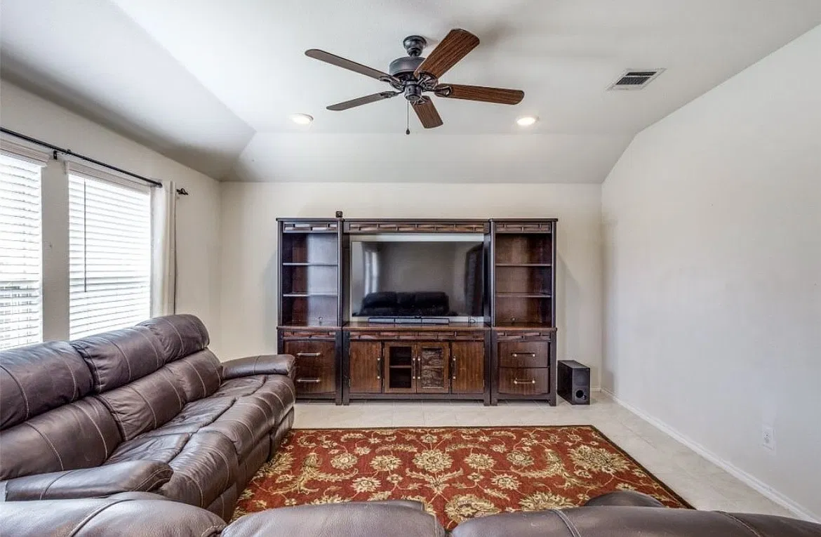 4 bed, 1807 sqft, $2,150 — Photo 2
