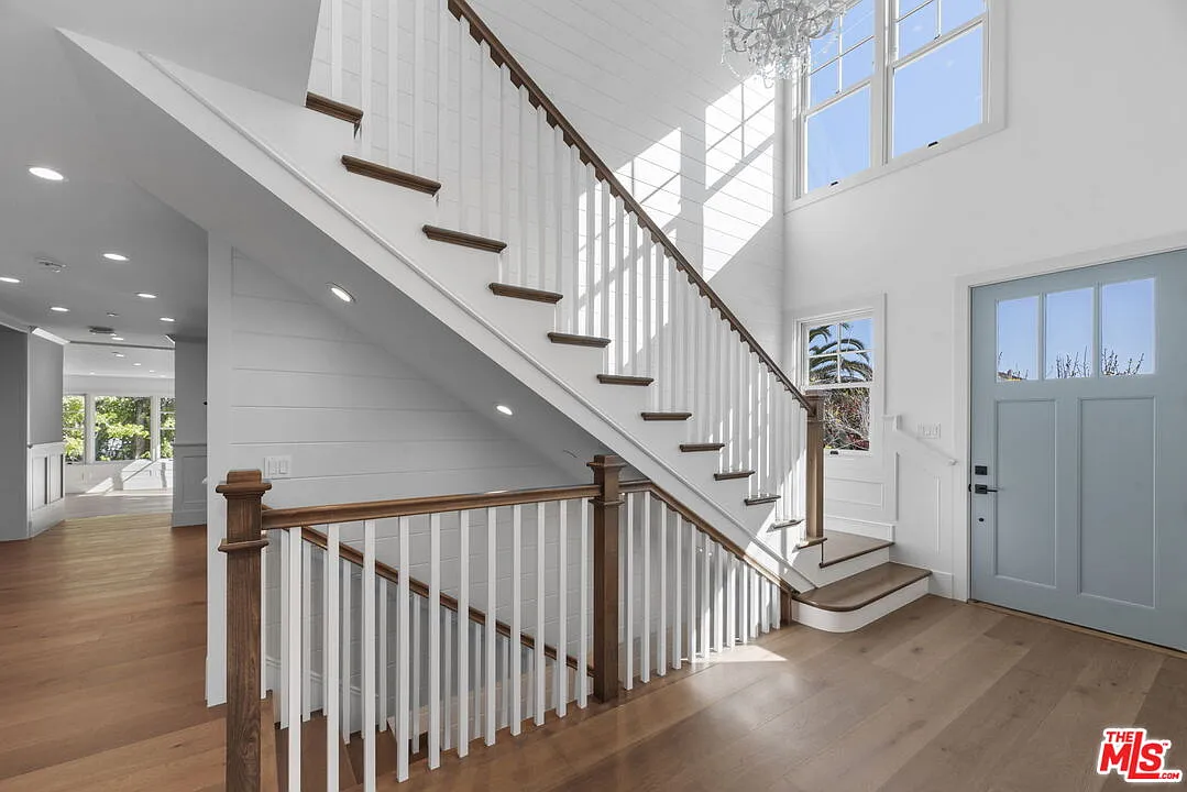 5 bed, 6.0 bath, 5656 sqft, $20,000 — Photo 4