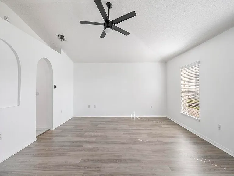 981 SW McElroy Ave — Photo 30