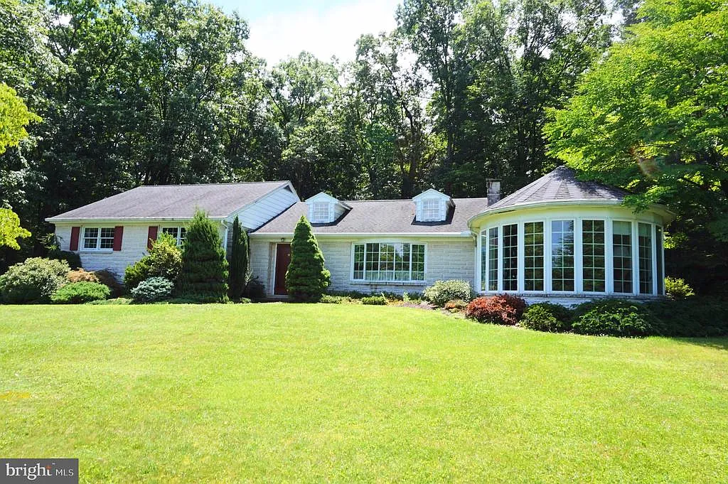 182 Green Acres Ave photo 1