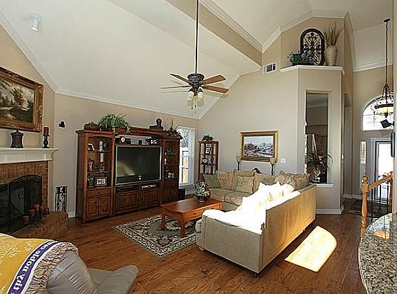 5th image of 1404 Berne Ln