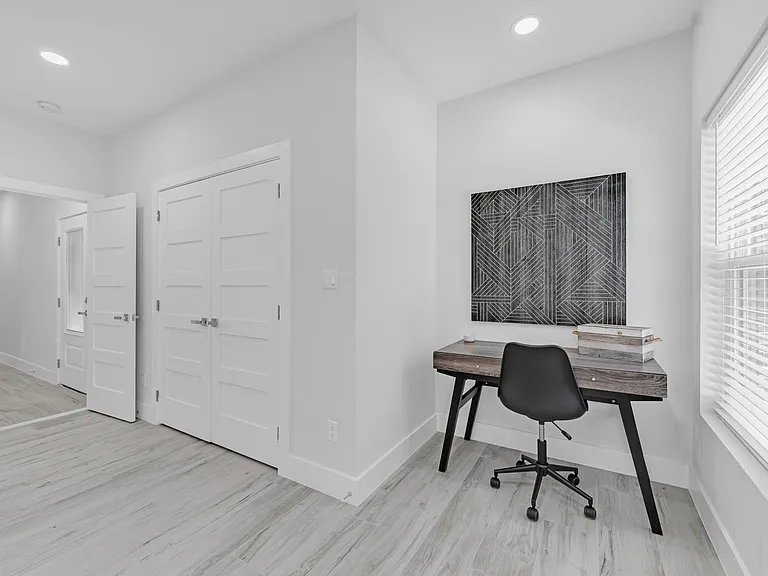 2423 Crossman Ave — Photo 12