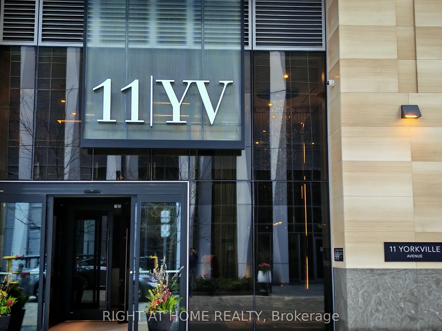 11 Yorkville — Photo 1