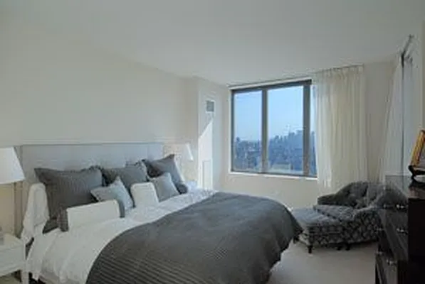 Rented by BLU Real Estate | media 20