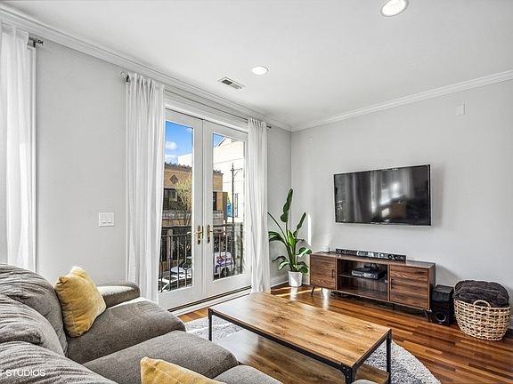 2nd image of 1436 W Fullerton Ave #A