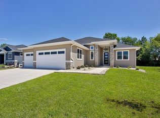 812 Damascus Tr, Cottage Grove, WI 53527