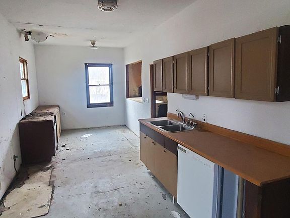 3rd image of 1102 Campbell St