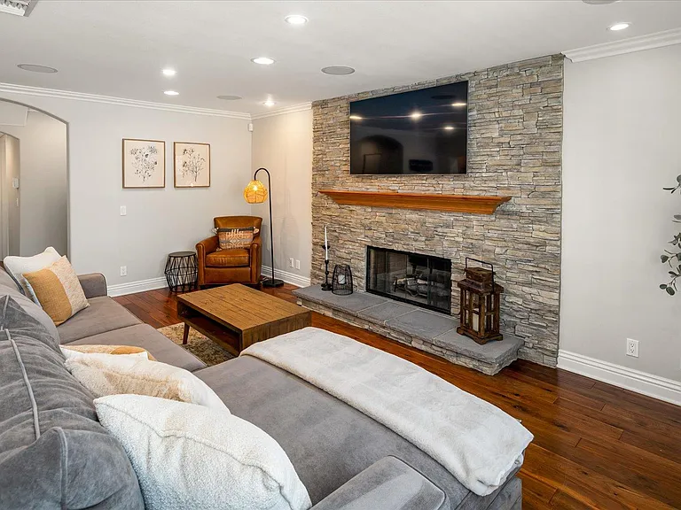 23621 Dunsmore Ln — Photo 9